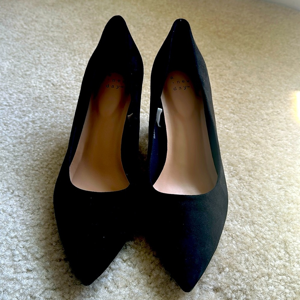 New in Box Black Suede Pumps size 8